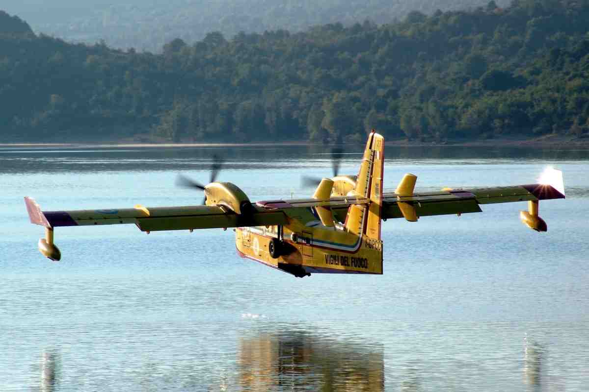 Canadair che vola a pelo d'acqua