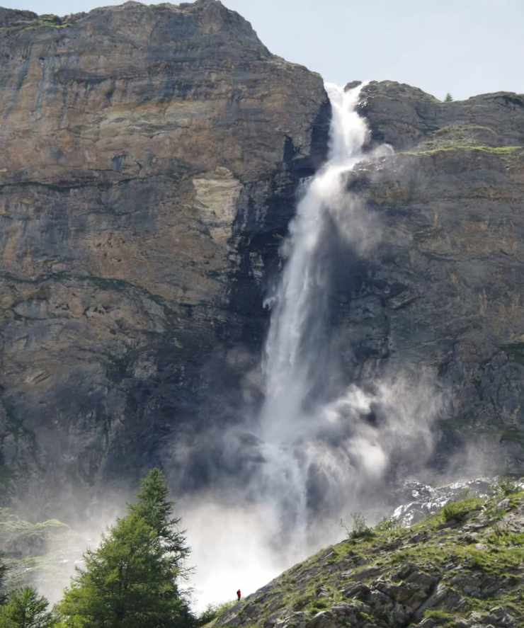 cascata che si perde nel bosco