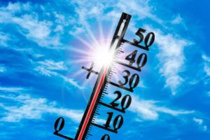 Termometro indicante i 40°C e sole splendente in cielo