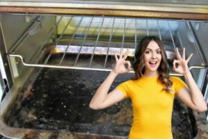 forno incrostato e donna felice