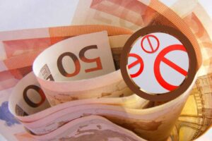banconote da 50 euro e segnale del divieto