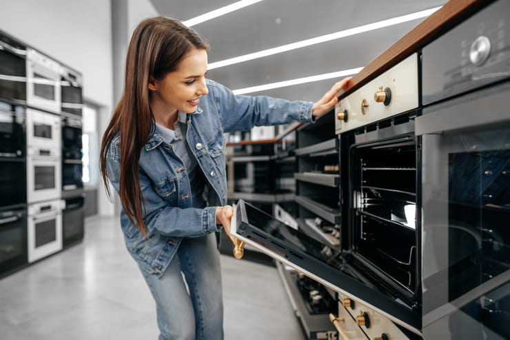 ragazza che controlla un forno in un negozio