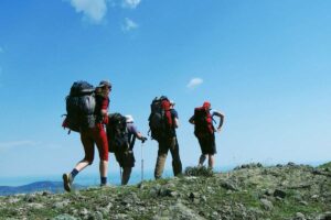persone che camminano in montagna