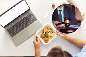 uomo che mangia e martelletto del giudice