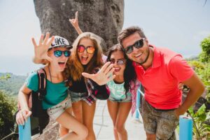 Giovani in vacanza che si fanno un selfie
