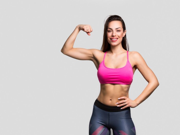 donna atletica mostra muscolo braccio