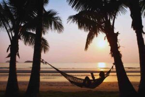 Spiaggia con persona stesa su un'amaca