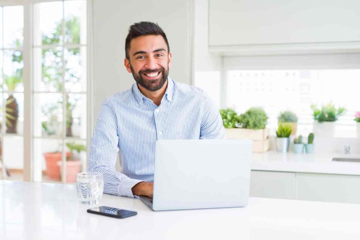 Persona sorridente al pc