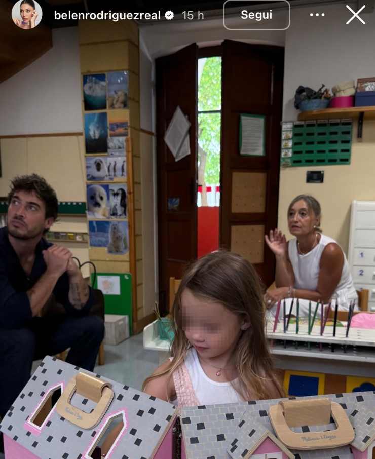 Antonino Spinalbese seduto a lato, Luna Marì che gioca con la casa delle bambole