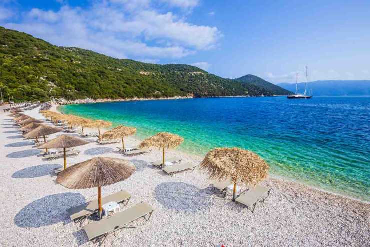 Spiaggia con mare blu