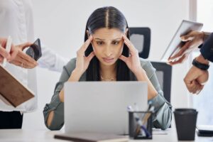 Ragazza stressata con il computer davanti