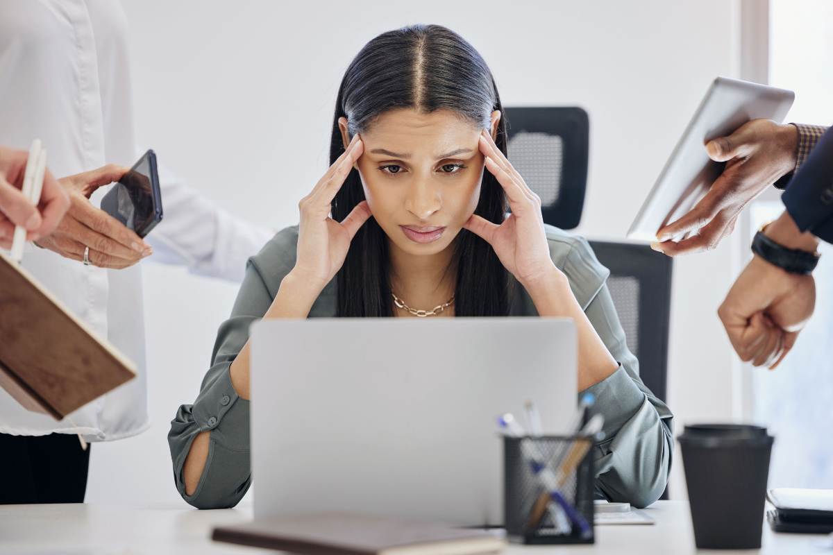 Ragazza stressata con il computer davanti