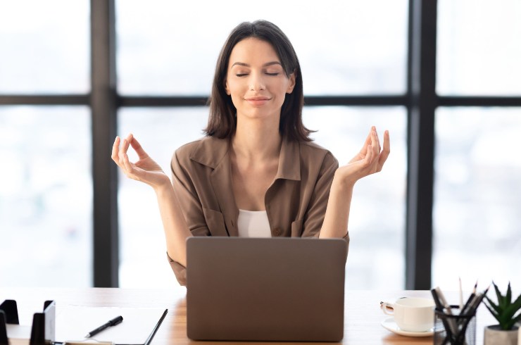 Ragazza fa meditazione con il computer davanti