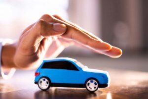 Mano che copre un modellino d'auto