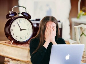sfondo oggetti usato e ragazza sconvolta al pc con mani in faccia