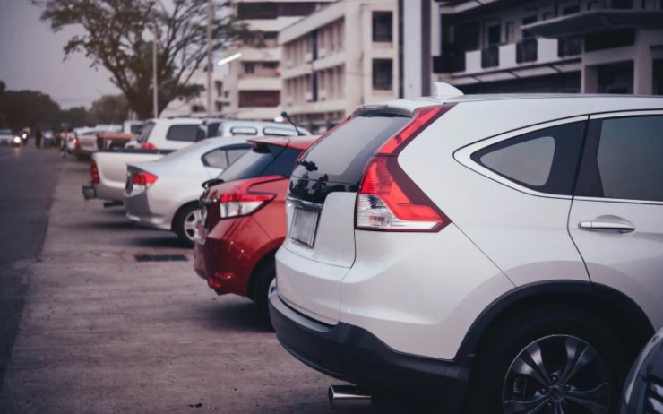 automobili parcheggiate in strada