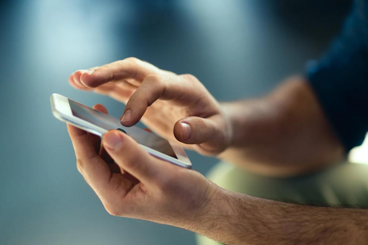 Uomo con uno smartphone in mano