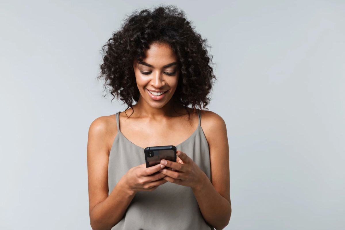 Donna che sta utilizzando uno smartphone
