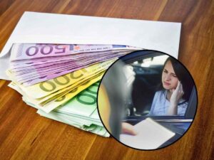 sfondo busta con banconote euro e tondo con donna che riceve multa