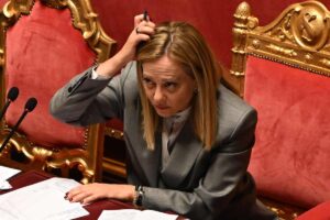 il premier giorgia meloni seduta in parlamento