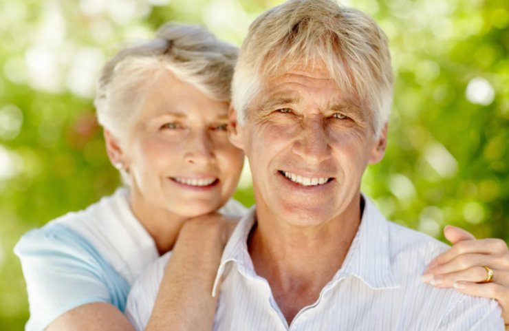 uomo e donna anziani che sorridono