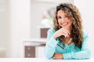 donna lavoratrice sorridente