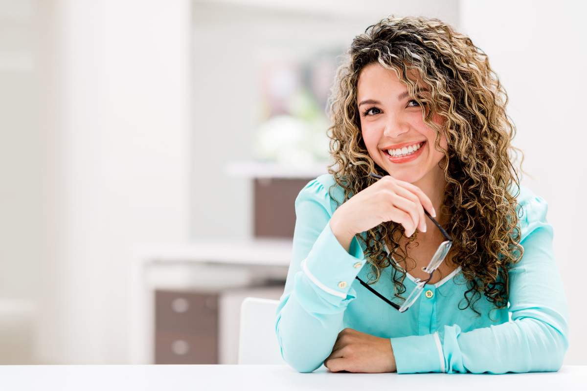donna lavoratrice sorridente
